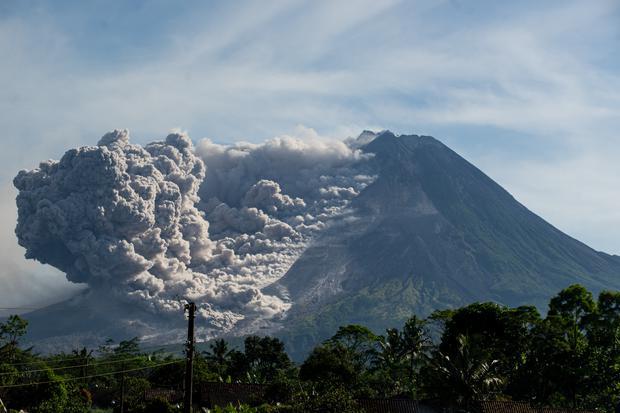 Luncuran awan panas Gunung Merapi terlihat dari Turi, Sleman, DI Yogyakarta, Minggu (12/3/2023). Menurut data BPPTKG pada 12 Maret 2023 pukul 07.04 - 07.56 WIB telah terjadi 3 awan panas guguran dengan jarak luncur antara 2.000 meter hingga 2.500 meter ke arah barat daya.