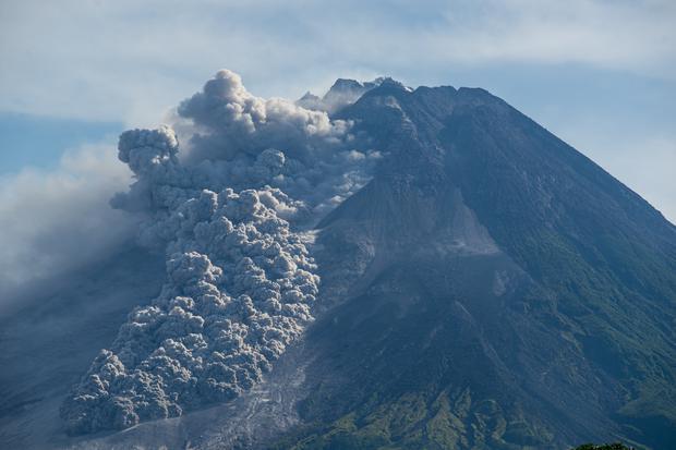 Luncuran awan panas Gunung Merapi terlihat dari Turi, Sleman, DI Yogyakarta, Minggu (12/3/2023). Menurut data BPPTKG pada 12 Maret 2023 pukul 07.04 - 07.56 WIB telah terjadi 3 awan panas guguran dengan jarak luncur antara 2.000 meter hingga 2.500 meter ke arah barat daya.