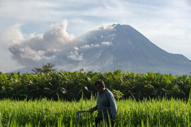 Luncuran awan panas Gunung Merapi terlihat dari Turi, Sleman, Minggu (12/3/2023). Menurut data BPPTKG pengamatan 12 Maret 2023 pukul 06:00 - 12:00 WIB telah terjadi 6 awan panas guguran dengan jarak luncur antara 1500 meter hingga 2500 meter ke arah barat daya.