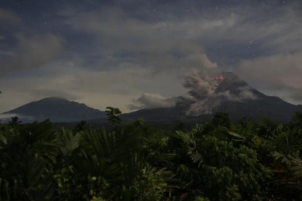 Guguran lava pijar Gunung Merapi terlihat dari Turi, Sleman, DI Yogyakarta, Senin (13/3/2023). Menurut data BPPTKG periode pengamatan 13 Maret 2023 pukul 00.00-06.00 WIB telah terjadi 30 kali guguran lava pijar dengan jarak luncuran maksimal 1.100 meter ke arah barat.