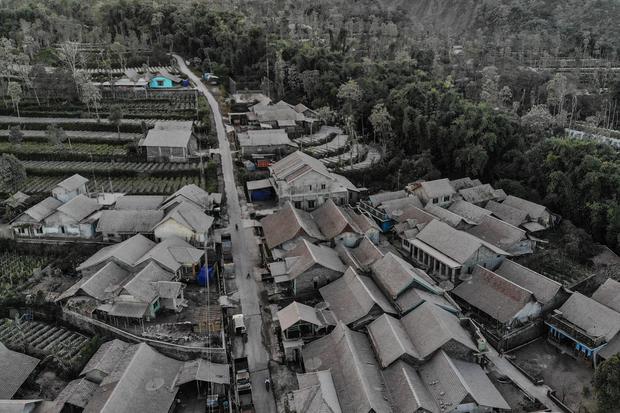 Foto udara hujan abu vulkanik yang turun Dusun Trono, Krinjing, Dukun, Magelang, Jawa Tengah, Senin (13/3/2023). Awan panas guguran Gunung Merapi mengakibatkan hujan abu vulkanik di desa yang terletak di sisi barat Gunung Merapi itu.
