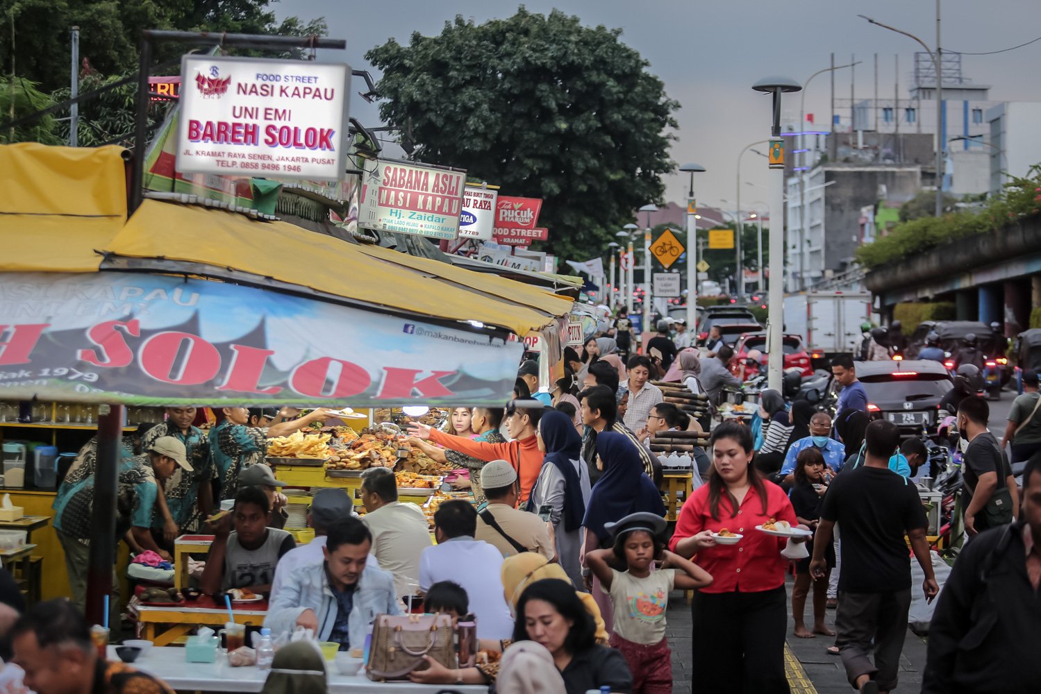 Suasana antrean pembeli menu berbuka puasa di Sentra kuliner Nasi Kapau, Jalan Kramat Raya, Senen, Jakarta Pusat, Jumat (24/3). Menjelang berbuka puasa sentra kuliner yang menyajikan Nasi Kapau dan berbagai makanan khas sumatra barat ini ramai dikunjungi pembeli.