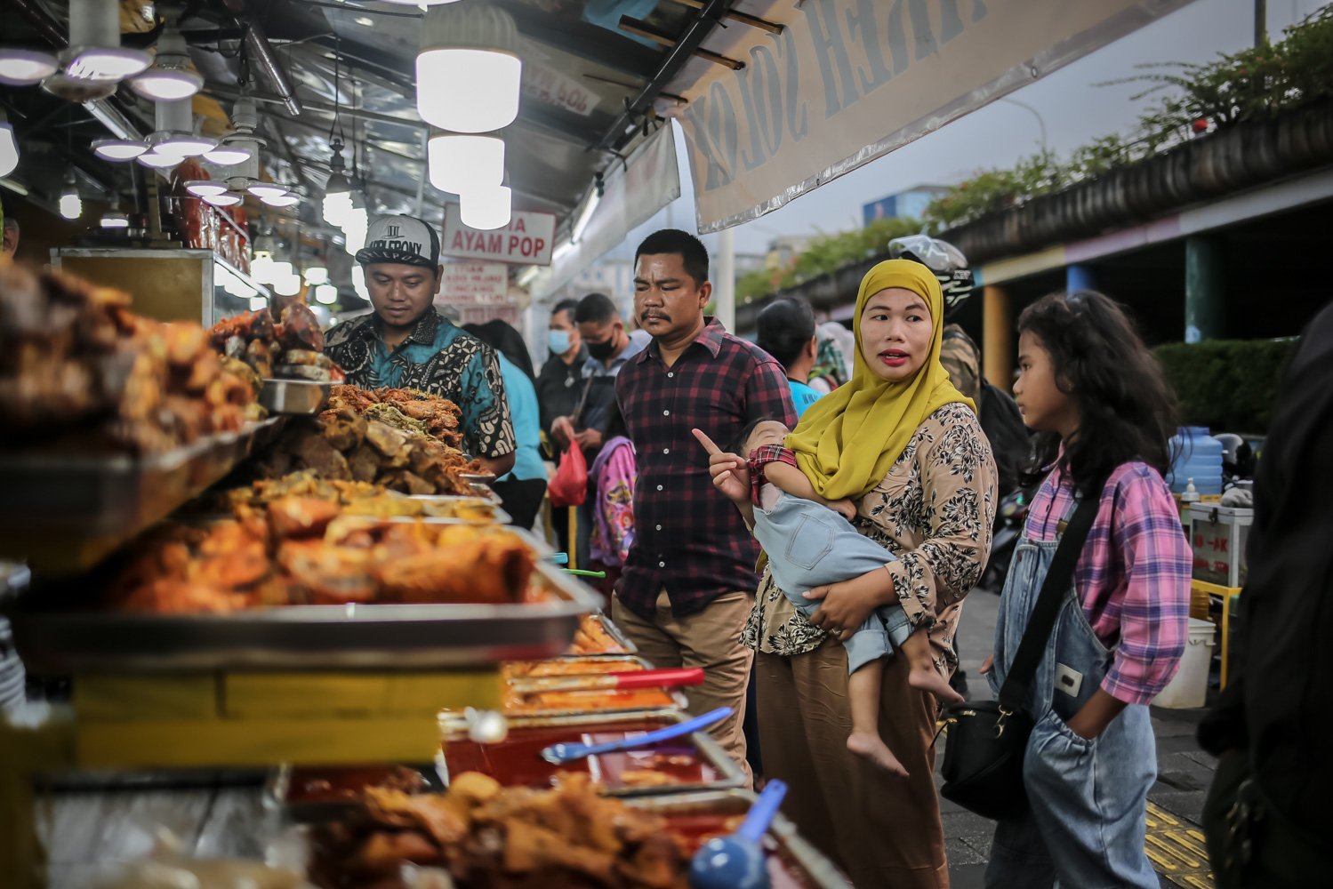 Pembeli memilih menu berbuka puasa di Sentra kuliner Nasi Kapau, Jalan Kramat Raya, Senen, Jakarta Pusat, Jumat (24/3). Menjelang berbuka puasa sentra kuliner yang menyajikan Nasi Kapau dan berbagai makanan khas sumatra barat ini ramai dikunjungi pembeli.
