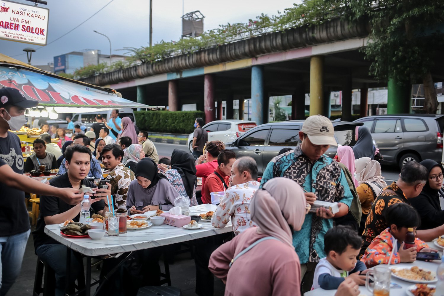 Pengunjung menantikan adzan magrib di Sentra kuliner Nasi Kapau, Jalan Kramat Raya, Senen, Jakarta Pusat, Jumat (24/3). Menjelang berbuka puasa sentra kuliner yang menyajikan Nasi Kapau dan berbagai makanan khas sumatra barat ini ramai dikunjungi pembeli.