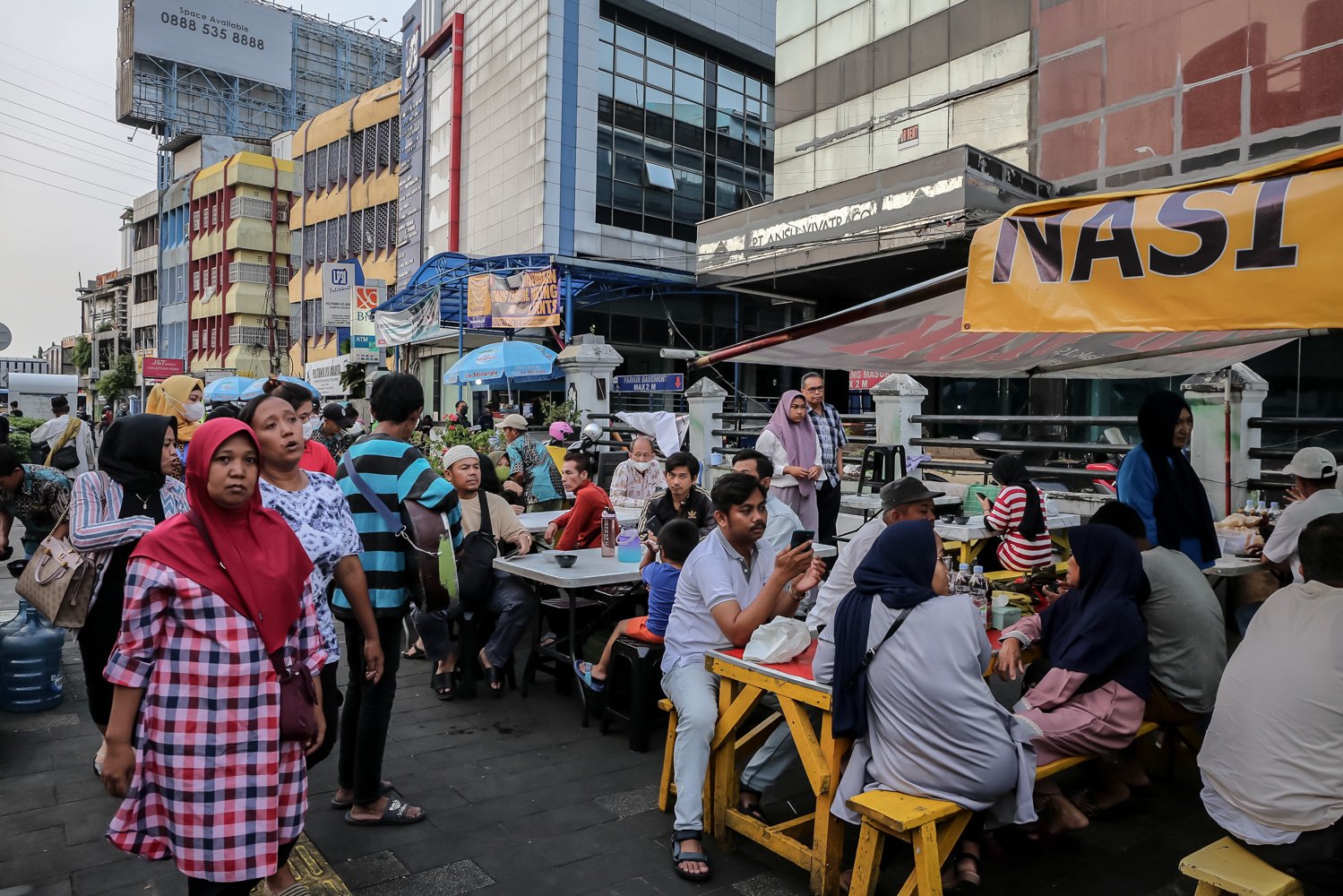 Pengunjung menantikan adzan magrib di Sentra kuliner Nasi Kapau, Jalan Kramat Raya, Senen, Jakarta Pusat, Jumat (24/3). Menjelang berbuka puasa sentra kuliner yang menyajikan Nasi Kapau dan berbagai makanan khas sumatra barat ini ramai dikunjungi pembeli.
