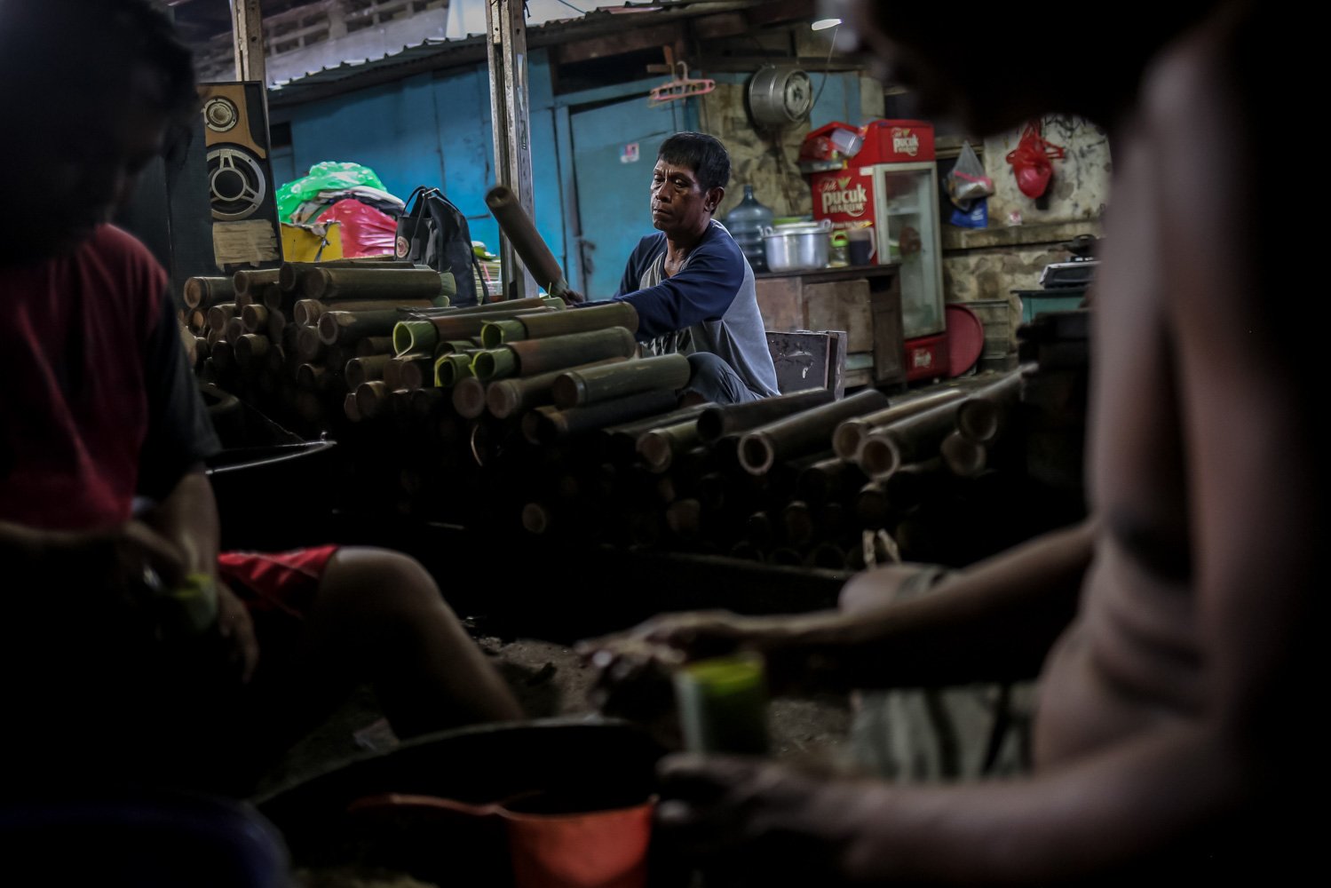 Pekerja menyelesaikan proses pengisian bambu untuk lemang tapai di kawasan Senen, Jakarta, Selasa (28/3). Selama bulan Ramadhan, pelaku usaha lemang tapai meningkatkan produksi hingga 300 buah per hari dengan harga jual sebesar Rp17 ribu per batang.