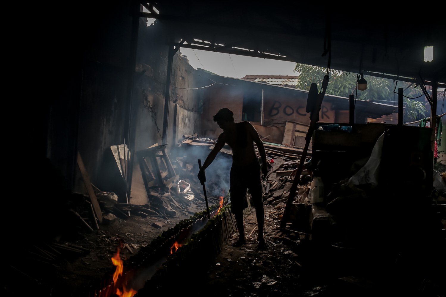 Pekerja menyelesaikan proses pembakaran lemang tapai di kawasan Senen, Jakarta, Selasa (28/3). Selama bulan Ramadhan, pelaku usaha lemang tapai meningkatkan produksi hingga 300 buah per hari dengan harga jual sebesar Rp17 ribu per batang.