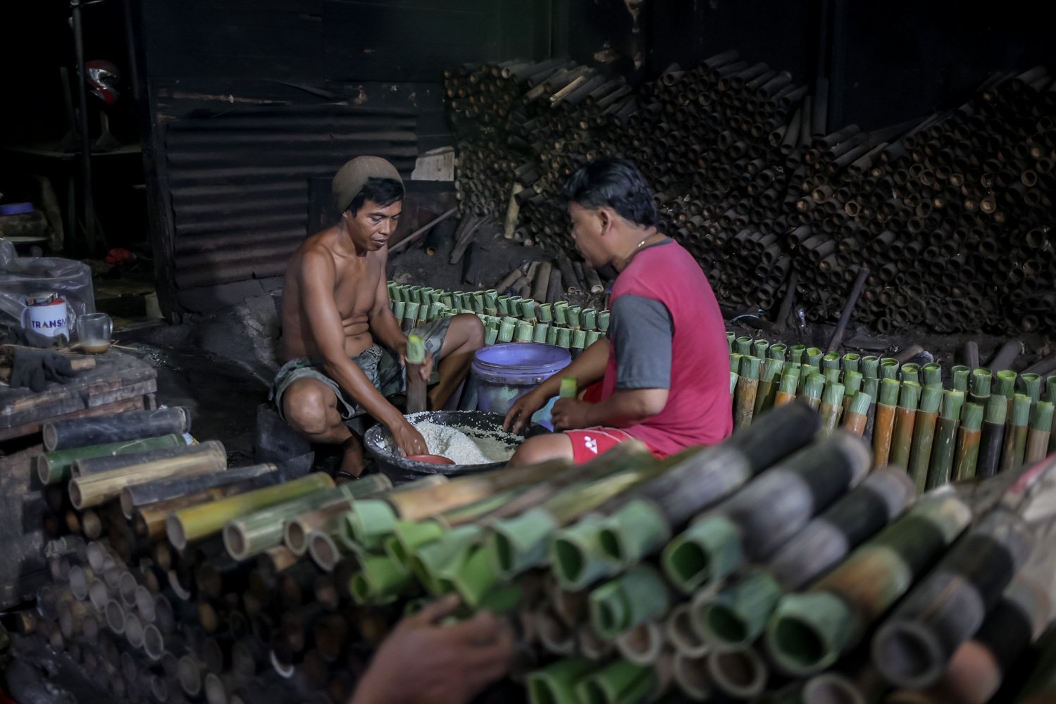 Pekerja menyelesaikan proses pengisian bambu untuk lemang tapai di kawasan Senen, Jakarta, Selasa (28/3). Selama bulan Ramadhan, pelaku usaha lemang tapai meningkatkan produksi hingga 300 buah per hari dengan harga jual sebesar Rp17 ribu per batang.