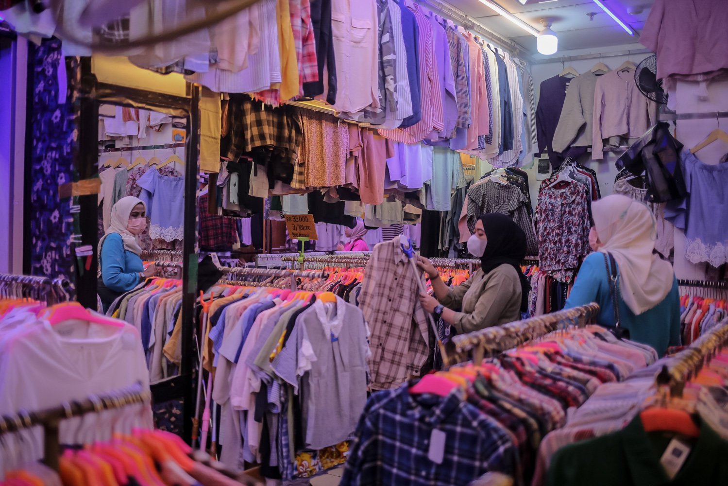 Calon pembeli memilih pakaian bekas yang dijual di salah satu toko di Pasar Senen, Jakarta, Kamis (30/3). Menteri Koperasi dan Usaha Kecil Menengah Teten Masduki menyampaikan telah memberikan solusi untuk pedagang pakaian bekas yang terdampak larangan \