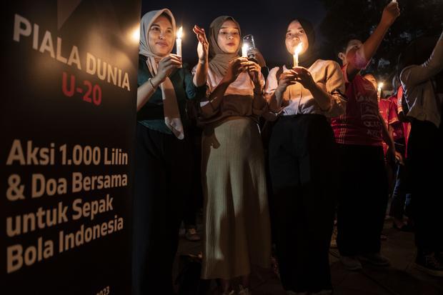 Gerakan Sepak Bola untuk Rakyat (GSR) membawa lilin saat menggelar aksi “1000 Lilin & Doa Bersama untuk Sepak Bola Indonesia” di Gedung Joang 45, Jakarta, Selasa (4/4/2023). Aksi tersebut bertujuan untuk mewujudkan perbaikan sepak bola Indonesia di masa yang akan datang.