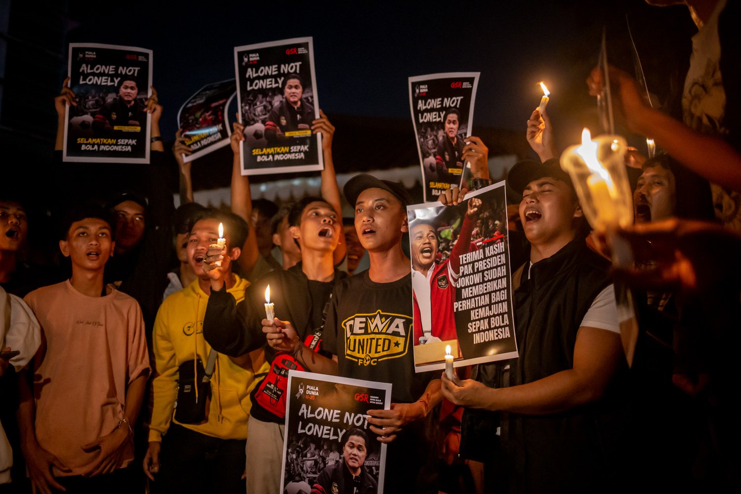 Sejumlah massa yang tergabung dalam Gerakan Sepak Bola Untuk Rakyat (GSR) meyalakan lilin saat aksi 1000 lilin di Gedung Joang 45, Jakarta, Selasa (4/4). Aksi tersebut dilakukan untuk mewujudkan harapan publik terhadap perbaikan sepak bola Indonesia di masa yang akan datang.