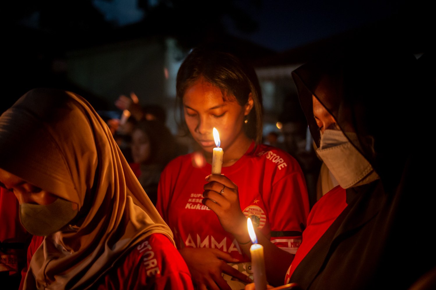 Sejumlah massa yang tergabung dalam Gerakan Sepak Bola Untuk Rakyat (GSR) meyalakan lilin saat aksi 1000 lilin di Gedung Joang 45, Jakarta, Selasa (4/4). Aksi tersebut dilakukan untuk mewujudkan harapan publik terhadap perbaikan sepak bola Indonesia di masa yang akan datang.