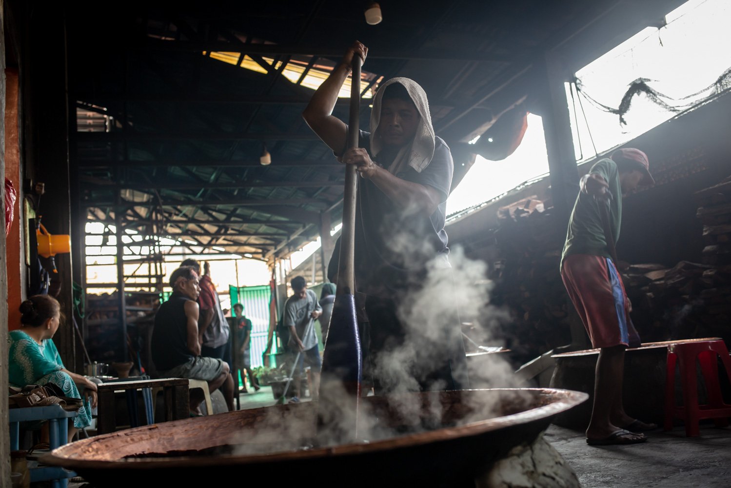 Pekerja mengaduk dodol saat menyelasaikan pembuatan dodol betawi di Pondok Dodol Sari Rasa, di kawasan Pejaten Timur, Pasar Minggu, Jakarta, Rabu (5/4). Memasuki pekan ke-dua bulan ramdhan, permintaan dodol Betawi meningkat cukup drastis.