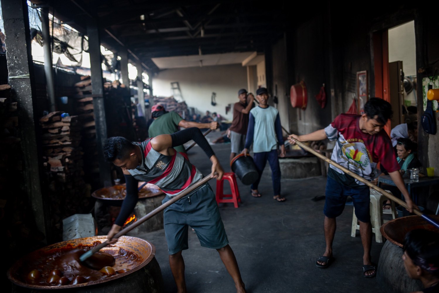 Pekerja mengaduk dodol saat menyelasaikan pembuatan dodol betawi di Pondok Dodol Sari Rasa, di kawasan Pejaten Timur, Pasar Minggu, Jakarta, Rabu (5/4). Memasuki pekan ke-dua bulan ramdhan, permintaan dodol Betawi meningkat cukup drastis.
