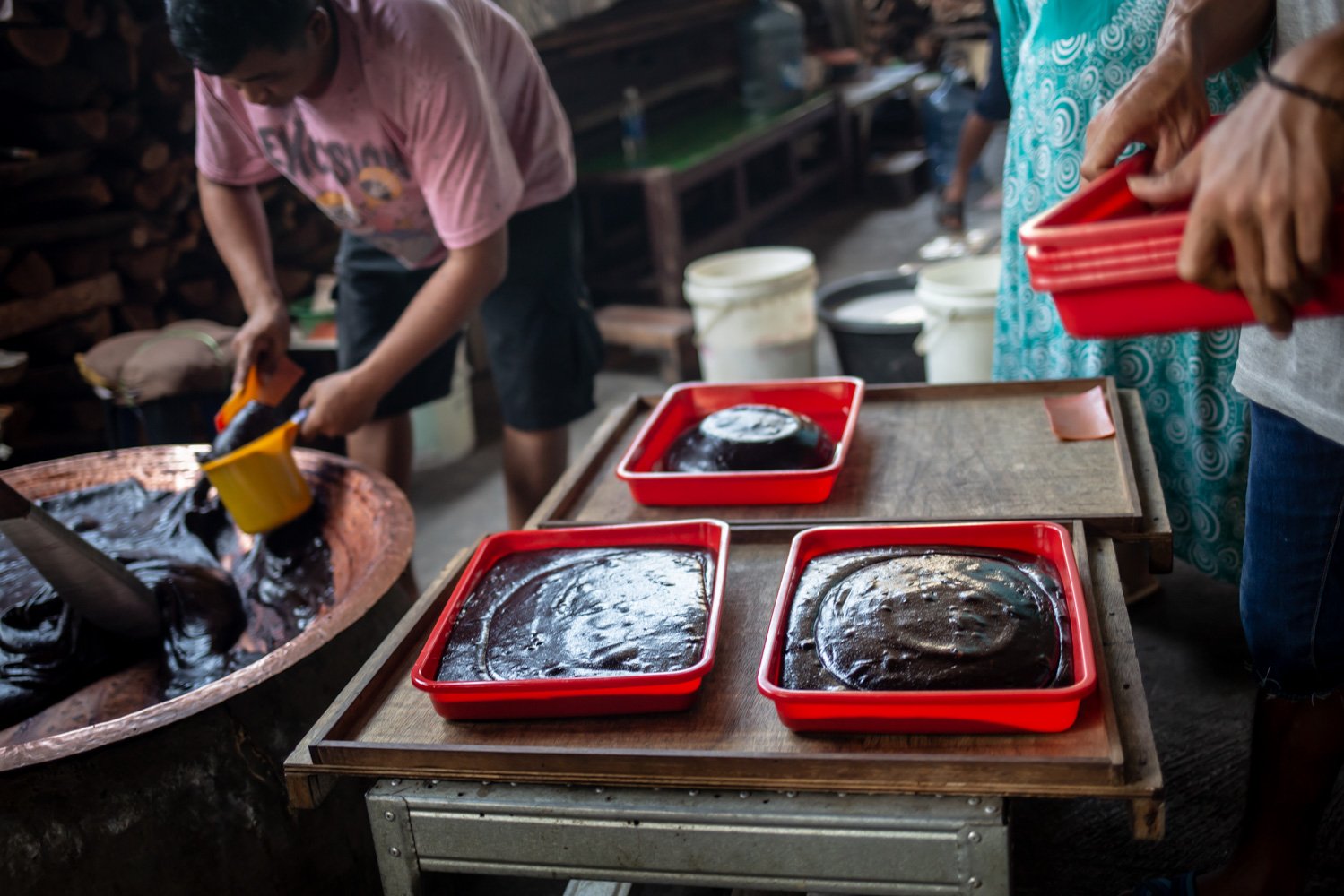 Pekerja memindahkan adonan dodol ke dalam wadah saat menyelasaikan pembuatan dodol betawi di Pondok Dodol Sari Rasa, di kawasan Pejaten Timur, Pasar Minggu, Jakarta, Rabu (5/4). Memasuki pekan ke-dua bulan ramdhan, permintaan dodol Betawi meningkat cukup drastis.