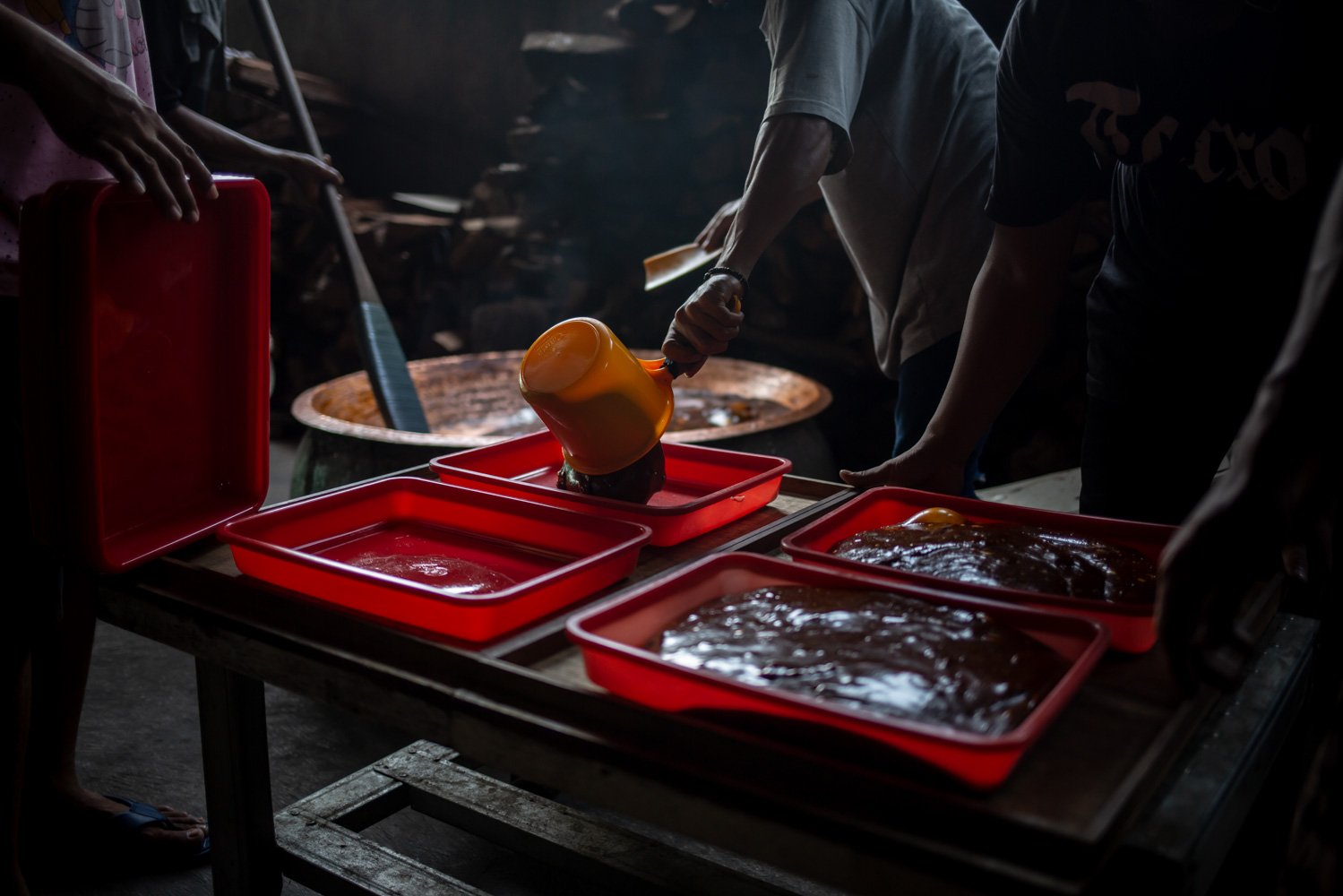 Pekerja memindahkan adonan dodol ke dalam wadah saat menyelasaikan pembuatan dodol betawi di Pondok Dodol Sari Rasa, di kawasan Pejaten Timur, Pasar Minggu, Jakarta, Rabu (5/4). Memasuki pekan ke-dua bulan ramdhan, permintaan dodol Betawi meningkat cukup drastis.