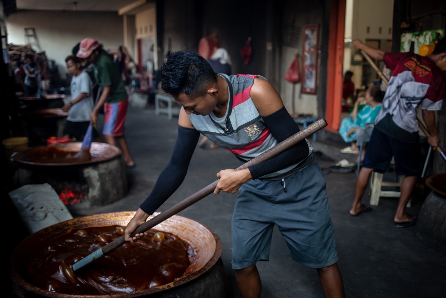 Pekerja menyelasaikan pembuatan dodol betawi di Pondok Dodol Sari Rasa, di kawasan Pejaten Timur, Pasar Minggu, Jakarta, Rabu (5/4). Memasuki pekan ke-dua bulan ramdhan, permintaan dodol Betawi meningkat cukup drastis.