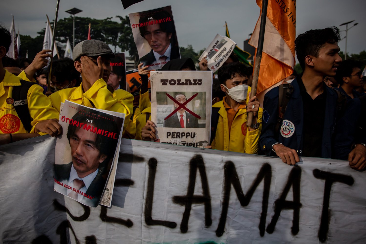 Massa mahasiswa melakukan aksi unjuk rasa di depan gedung DPR, Senayan, Jakarta, Kamis (6/4). Aksi tersebut dilakukan untuk menolak pengesahan Perppu Ciptaker menjadi undang-undang. Mereka merasa dikecewakan atas pengesahan tersebut.