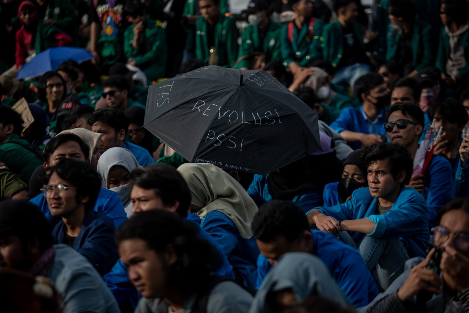 Massa mahasiswa melakukan aksi unjuk rasa di depan gedung DPR, Senayan, Jakarta, Kamis (6/4). Aksi tersebut dilakukan untuk menolak pengesahan Perppu Ciptaker menjadi undang-undang. Mereka merasa dikecewakan atas pengesahan tersebut.