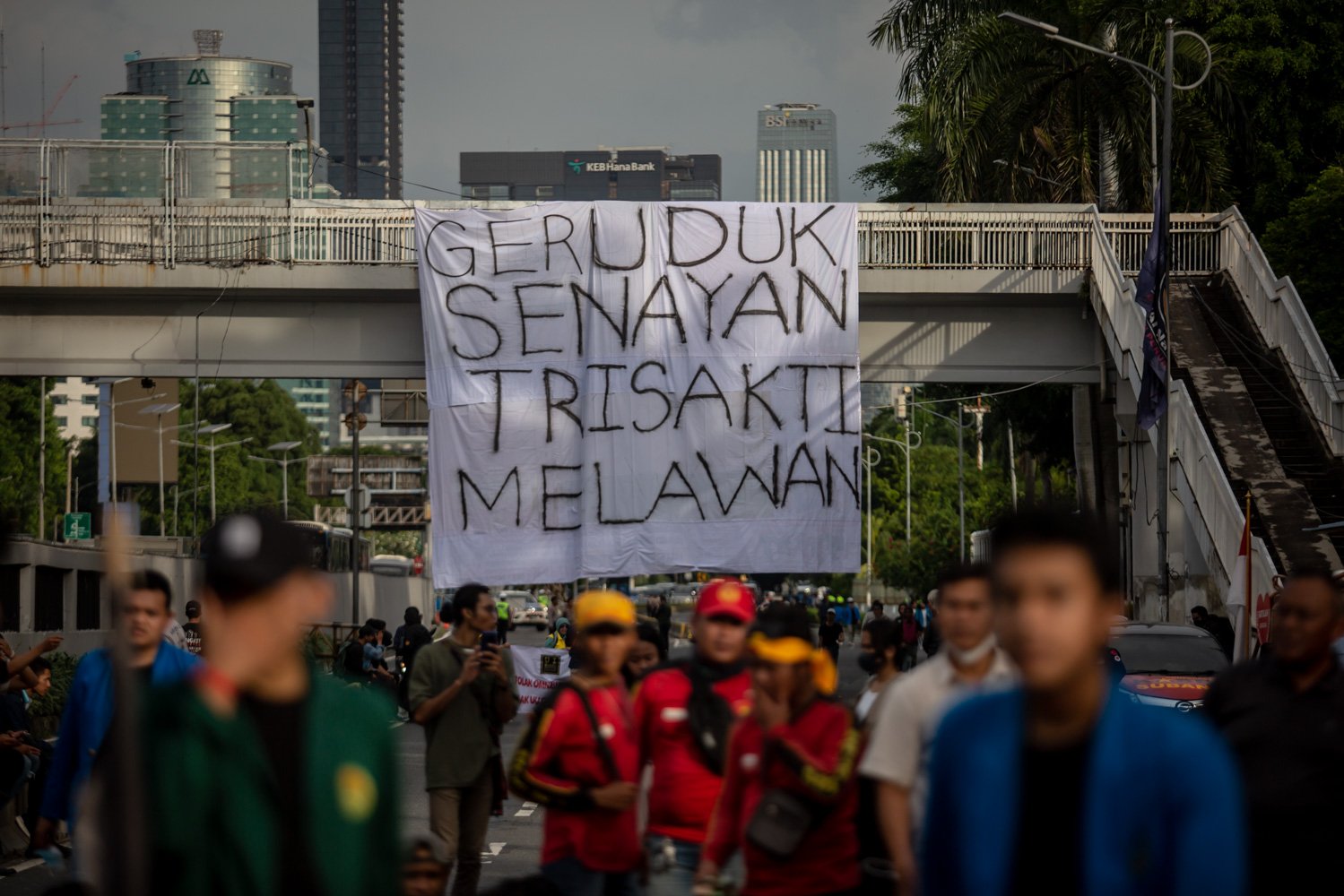 Massa mahasiswa membentangkan spanduk beiris pesan perlawanan saat aksi unjuk rasa di depan gedung DPR, Senayan, Jakarta, Kamis (6/4). Aksi tersebut dilakukan untuk menolak pengesahan Perppu Ciptaker menjadi undang-undang. Mereka merasa dikecewakan atas pengesahan tersebut.