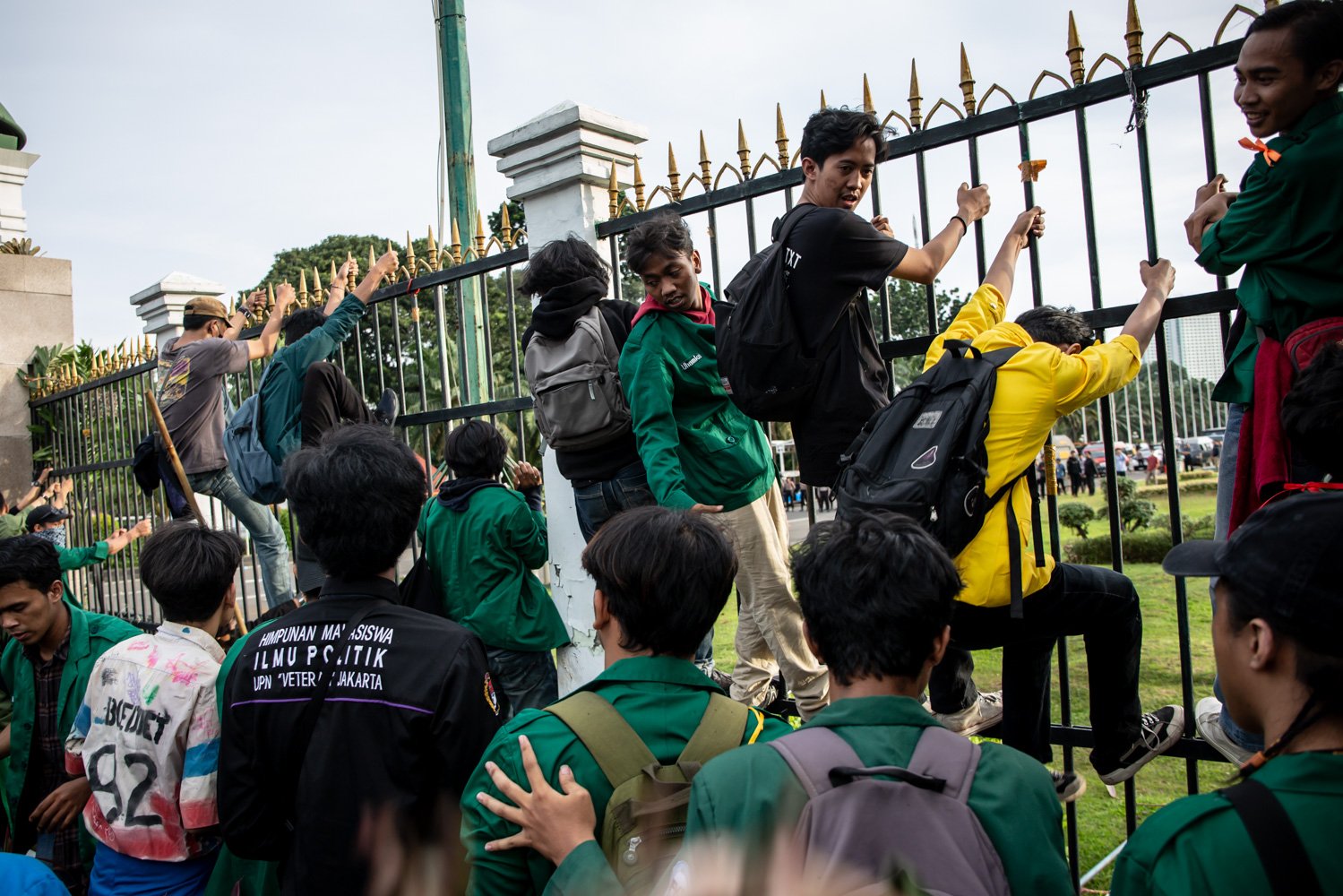 Massa mahasiswa memanjat pagar saat aksi unjuk rasa di depan gedung DPR, Senayan, Jakarta, Kamis (6/4). Aksi tersebut dilakukan untuk menolak pengesahan Perppu Ciptaker menjadi undang-undang. Mereka merasa dikecewakan atas pengesahan tersebut.