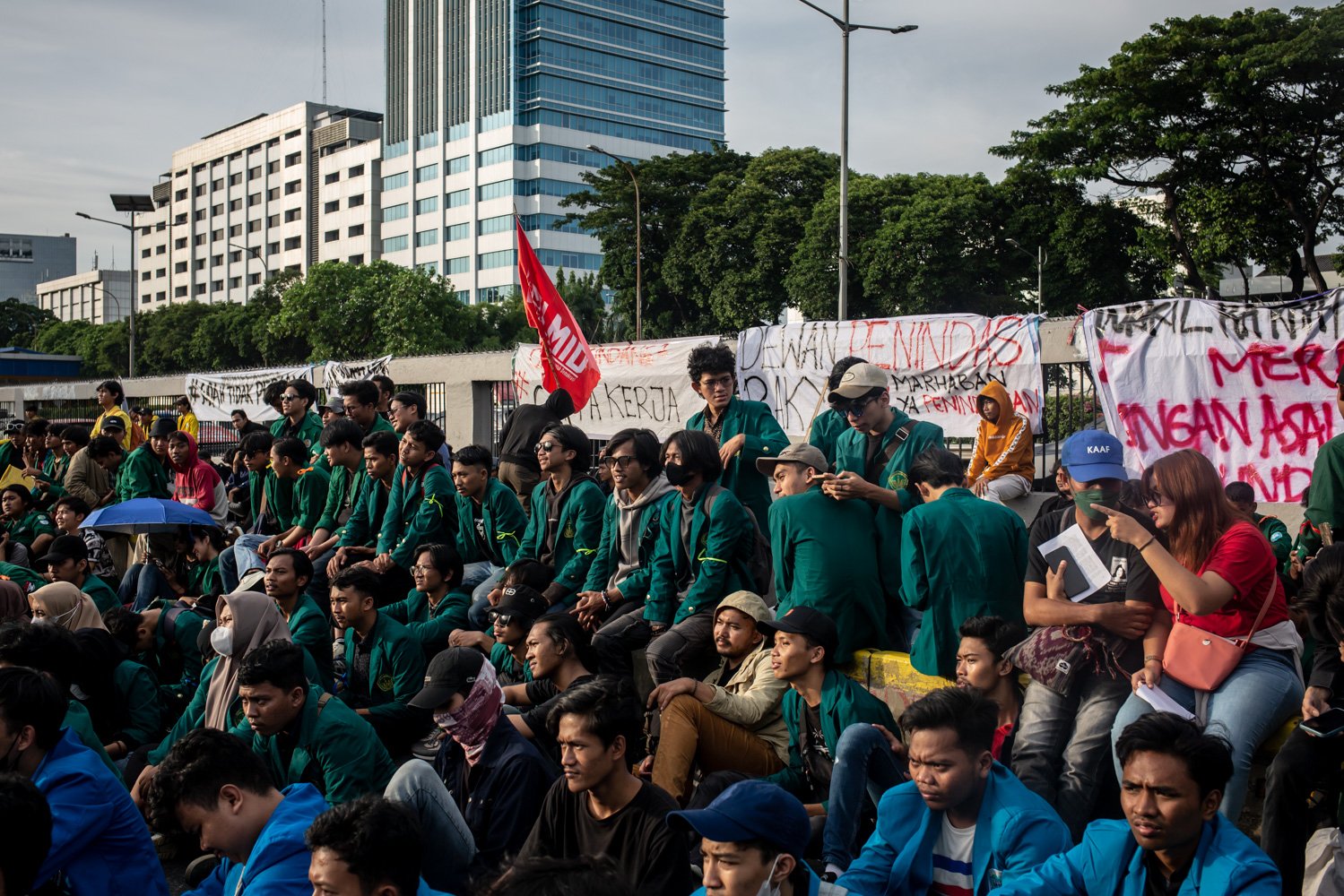 Massa mahasiswa melakukan aksi unjuk rasa di depan gedung DPR, Senayan, Jakarta, Kamis (6/4). Aksi tersebut dilakukan untuk menolak pengesahan Perppu Ciptaker menjadi undang-undang. Mereka merasa dikecewakan atas pengesahan tersebut.