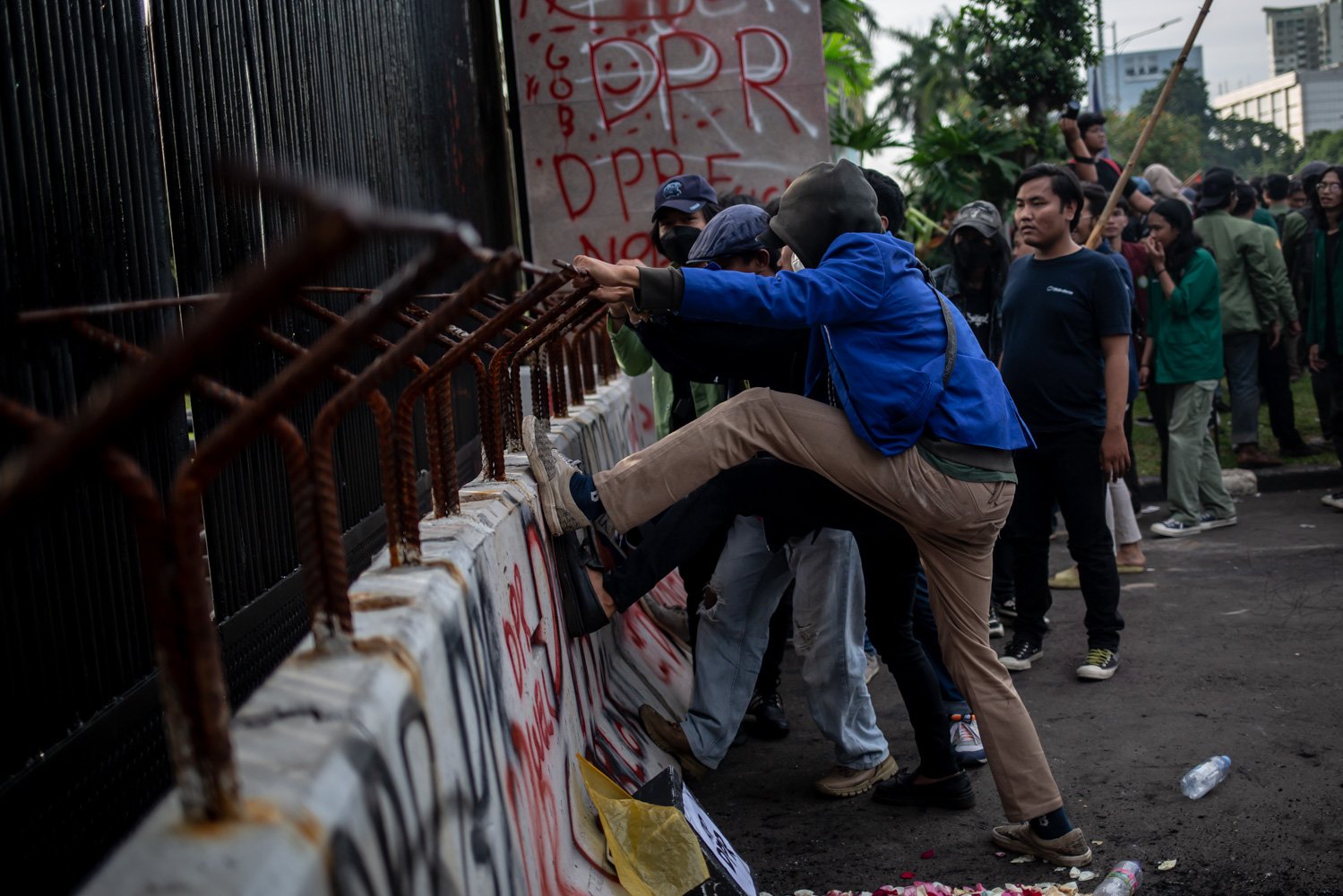 Massa mahasiswa melakukan aksi unjuk rasa di depan gedung DPR, Senayan, Jakarta, Kamis (6/4). Aksi tersebut dilakukan untuk menolak pengesahan Perppu Ciptaker menjadi undang-undang. Mereka merasa dikecewakan atas pengesahan tersebut.