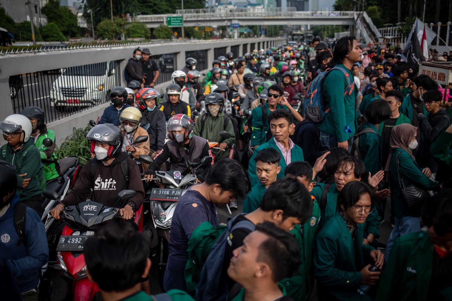 Massa mahasiswa memblokade jalan saat aksi unjuk rasa di depan gedung DPR, Senayan, Jakarta, Kamis (6/4). Aksi tersebut dilakukan untuk menolak pengesahan Perppu Ciptaker menjadi undang-undang. Mereka merasa dikecewakan atas pengesahan tersebut.