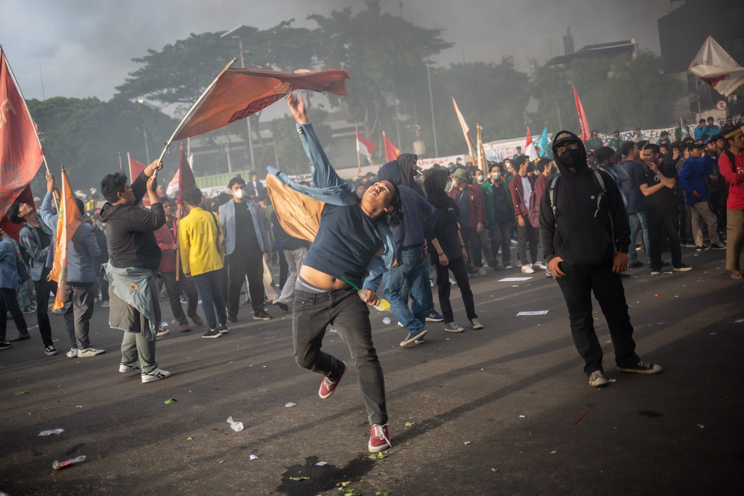 Massa mahasiswa melempar batu saat aksi unjuk rasa di depan gedung DPR, Senayan, Jakarta, Kamis (6/4). Aksi tersebut dilakukan untuk menolak pengesahan Perppu Ciptaker menjadi undang-undang. Mereka merasa dikecewakan atas pengesahan tersebut.