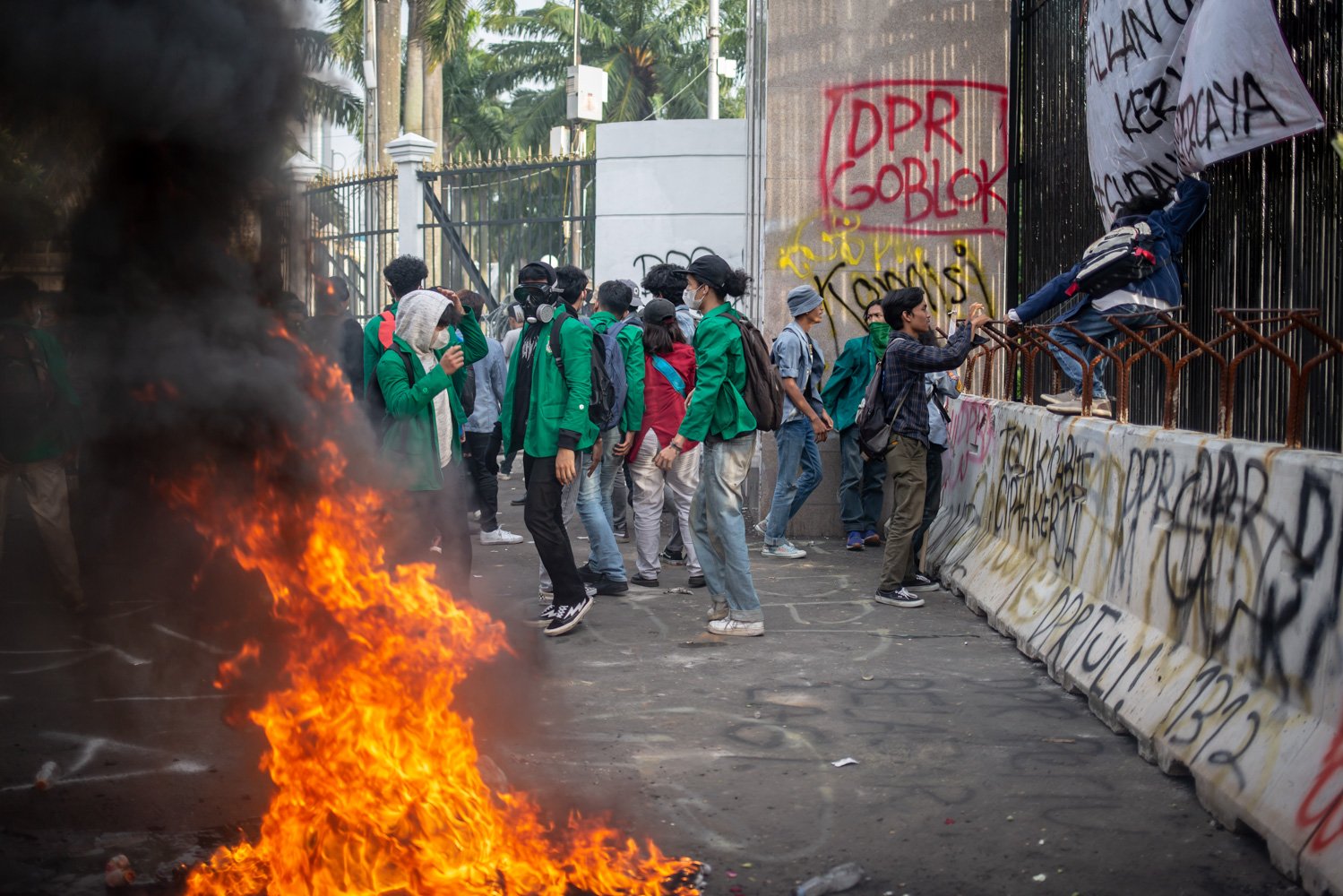 Massa mahasiswa memanjat pagar saat aksi unjuk rasa di depan gedung DPR, Senayan, Jakarta, Kamis (6/4). Aksi tersebut dilakukan untuk menolak pengesahan Perppu Ciptaker menjadi undang-undang. Mereka merasa dikecewakan atas pengesahan tersebut.