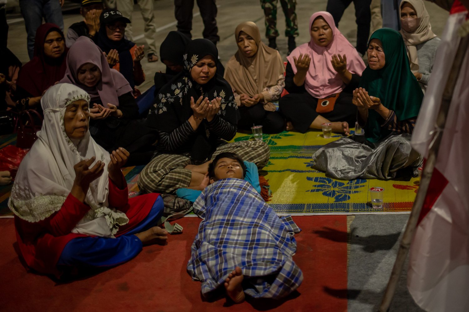 Sejumlah warga ahli waris berdoa bersama usai melaksanakan Shalat Tarawih saat aksi penutupan Jalan Tol Jatikarya di Bekasi, Jawa Barat, Senin (10/4). Aksi penutupan jalan dari pukul 14.50 WIB tersebut menuntut pembayaran konsinyasi dari BPN (Badan Pertanahan Nasional) atas penggunaan tanah seluas 4,2 hektare untuk Tol Cimanggis-Cibitung di Jatikarya.