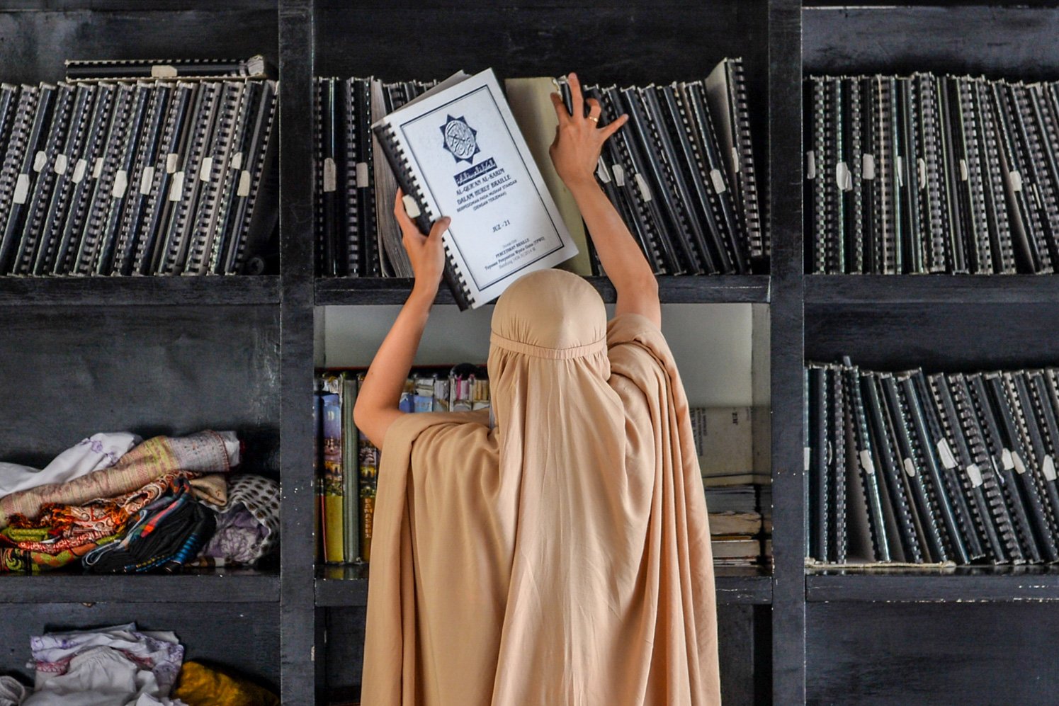 Santriwati Tuna Netra merapikan Al-Quran braile di Pesantren Tuna Netra Sam\'An Darushudur, Cimenyan, Kabupaten Bandung, Jawa Barat