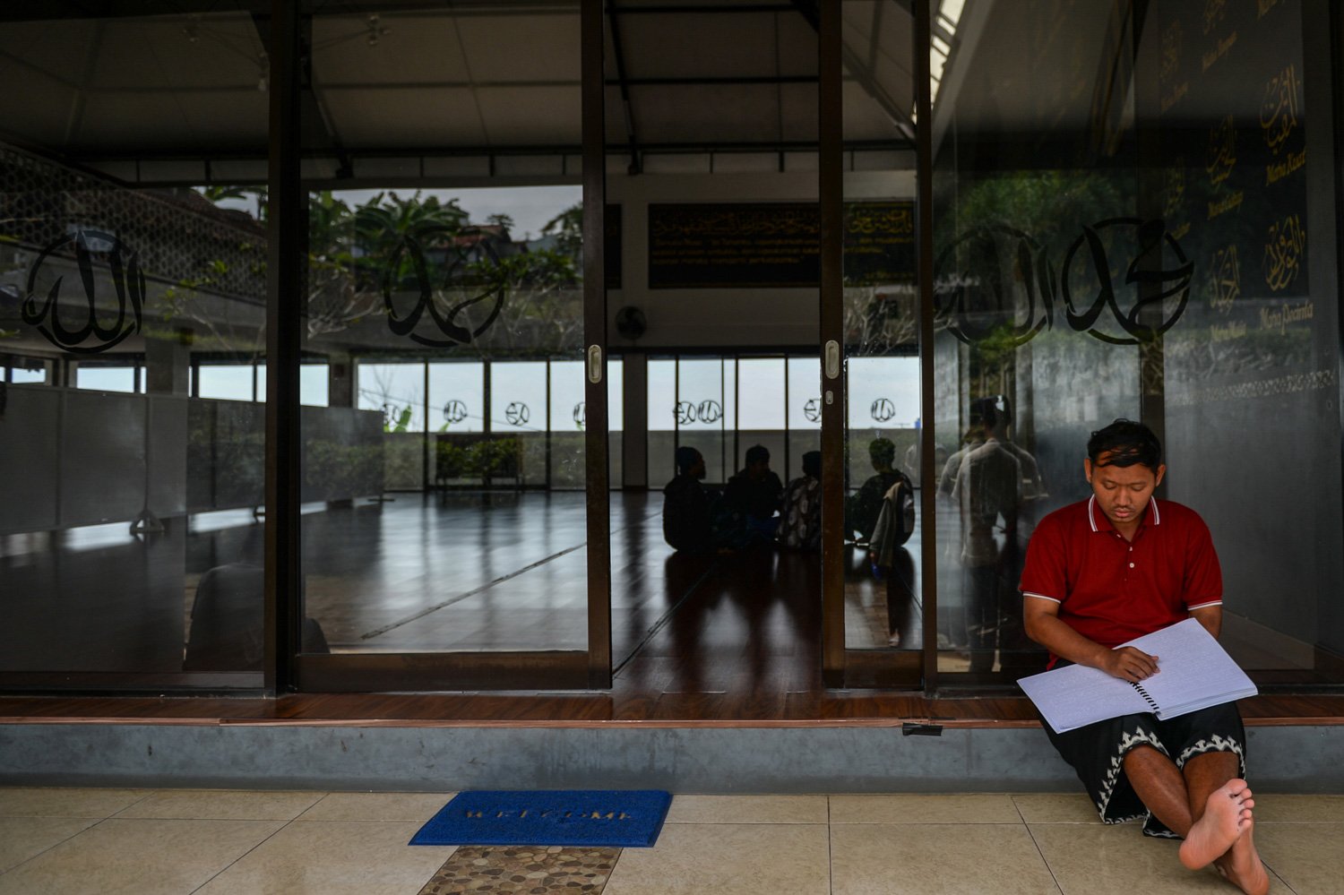 Santri Tuna Netra membaca Al-Quran braile di Pesantren Tuna Netra Sam\'An Darushudur, Cimenyan, Kabupaten Bandung, Jawa Barat