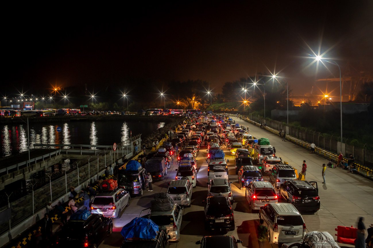 Suasana antrean mobil saat akan menyeberang ke Sumatera di Pelabuhan Merak, Banten, Rabu (19/4) malam. Area parkir di tujuh dermaga yang tersedia di Plebuhan Merak sejak pukul 22.00 WIB, kembali dipenuhi mobil yang didominasi kendaraan pribadi. 