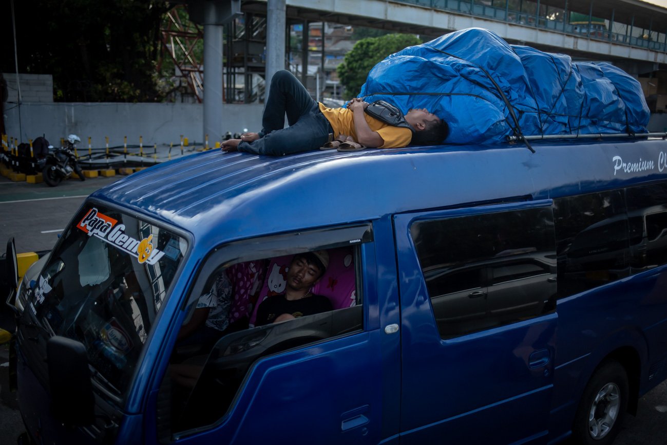 Pemudik tertidur saat menunggu antrean mobil di Pelabuhan Merak, Banten, Kamis (19/4) pagi. Area parkir di tujuh dermaga yang tersedia di Pelabuhan Merak sejak pukul 22.00 WIB, kembali dipenuhi mobil yang didominasi kendaraan pribadi.