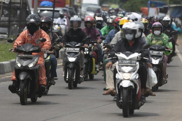 Sejumlah pengendara motor melintasi jalur Pantura Palimanan di Cirebon, Jawa Barat, Selasa (25/4/2023). Pada H+3 Lebaran, arus balik di jalur Pantura dari Jateng menuju Jakarta terpantau ramai lancar dan didominasi pengendara roda dua.