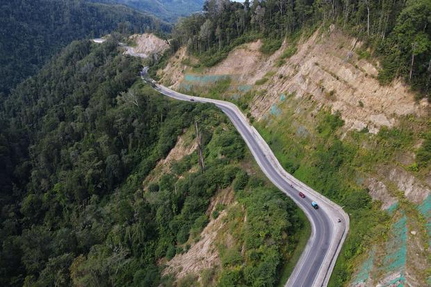 Foto udara sejumlah kendaraan melintasi jalur Trans Sulawesi di kawasan Pegunungan Kebun Kopi, Kabupaten Parigi Moutong, Sulawesi Tengah, Selasa (25/4/2023). Arus balik Lebaran 2023 pada jalur penghubung Kota Palu dengan Provinsi Gorontalo serta Sulawesi Utara tersebut terpantau ramai dilalui kendaraan terutama kendaraan yang menuju Kota Palu.