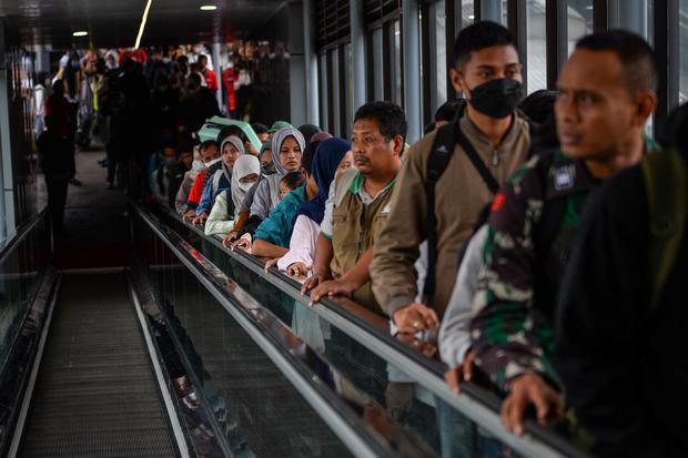 Sejumlah penumpang Kereta Api Ciremai tiba di Stasiun Bandung, Jawa Barat, Selasa (25/4/2023). PT KAI Daop 2 mencatat, jumlah penumpang kereta api yang tiba di Stasiun Bandung dan Kiaracondong dari Jawa Tengah, Jawa Timur, dan Jakarta pada arus balik lebaran 2023 H+3 mencapai 13.229 penumpang.