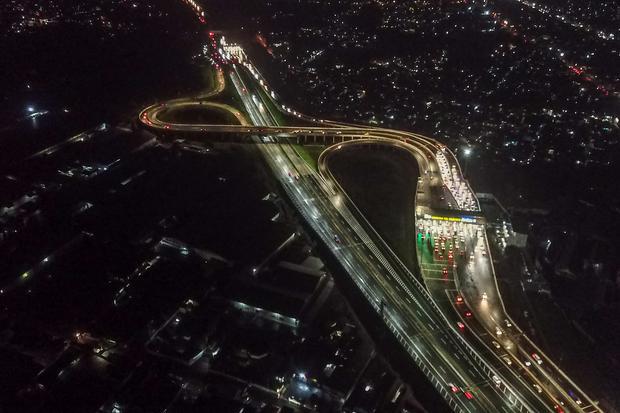 Foto udara sejumlah kendaraan memasuki Pintu Masuk Tol Cileunyi di Kabupaten Bandung, Jawa Barat, Selasa (25/4/2023). PT Jasa Marga mencatat pada H+3 Lebaran 2023 atau puncak arus balik gelombang pertama, kendaraan yang memasuki Gerbang Tol Cileunyi mengalami peningkatan dari 1.500 kendaraan perjam menjadi 2.000 hingga 2.200 kendaraan per jam yang menuju arah Jakarta.