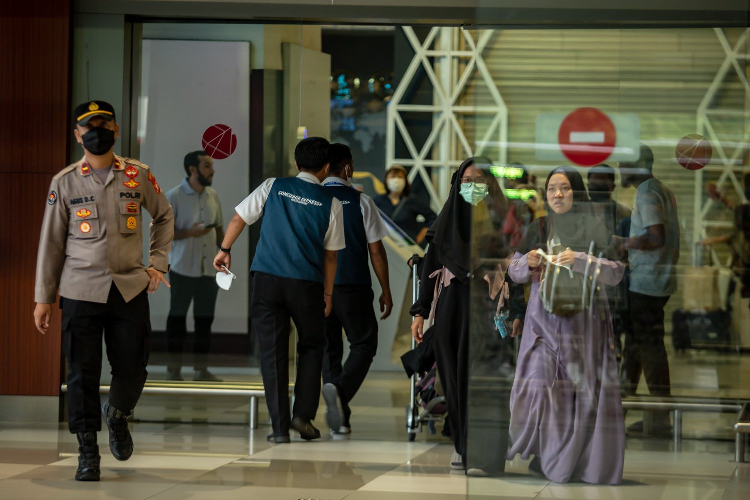 Sejumlah warga negara Indonesia (WNI) asal Sudan tiba di Bandara Soekarno Hatta, Jumat (28/4). Sebanyak 385 WNI dievakuasi akibat konflik bersenjata yang terjadi di Sudan terdiri dari 248 perempuan, 137 laki-laki, dan 43 anakanak. Sebagian besar adalah mahasiswa Indonesia, pekerja migran Indonesia, karyawan perusahaan dan staf KBRI.