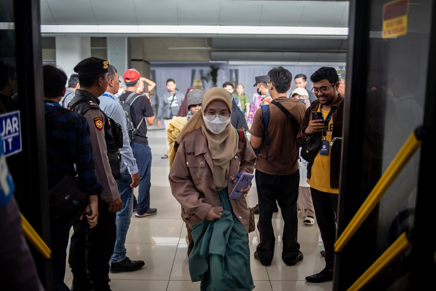 Sejumlah warga negara Indonesia (WNI) asal Sudan menaiki bus selepas tiba di Bandara Soekarno Hatta, Jumat (28/4). Sebanyak 385 WNI dievakuasi akibat konflik bersenjata yang terjadi di Sudan terdiri dari 248 perempuan, 137 laki-laki, dan 43 anakanak. Sebagian besar adalah mahasiswa Indonesia, pekerja migran Indonesia, karyawan perusahaan dan staf KBRI.