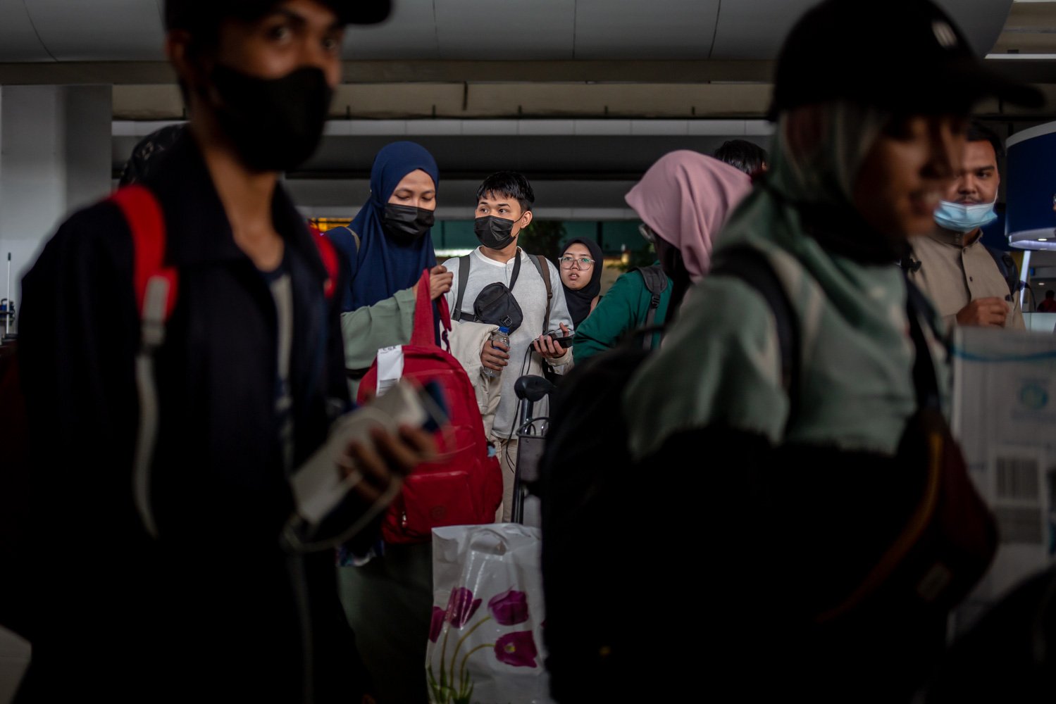Sejumlah warga negara Indonesia (WNI) asal Sudan tiba di Bandara Soekarno Hatta, Jumat (28/4). Sebanyak 385 WNI dievakuasi akibat konflik bersenjata yang terjadi di Sudan terdiri dari 248 perempuan, 137 laki-laki, dan 43 anakanak. Sebagian besar adalah mahasiswa Indonesia, pekerja migran Indonesia, karyawan perusahaan dan staf KBRI.