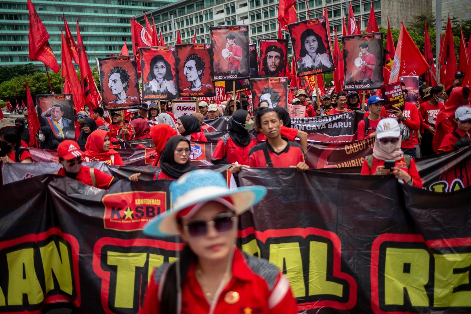Simpatisan dari Kongres Aliansi Serikat Buruh Indonesia melakukan aksi damai dalam rangka Hari Buruh Internasional di Jalan MH Thamrin, Jakarta, Senin (1/5). Dalam aksinya mereka meminta pemerintah untuk meningkatkan kesejahteraan para buruh.