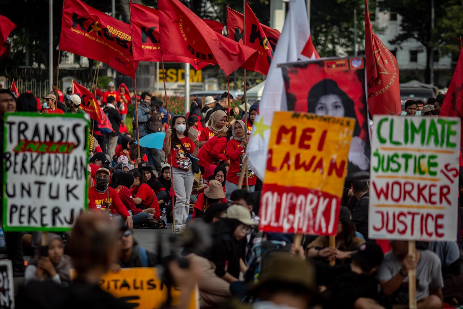 Simpatisan dari Kongres Aliansi Serikat Buruh Indonesia melakukan aksi damai dalam rangka Hari Buruh Internasional di Patung Kuda Arjuna, Jakarta, Senin (1/5). Dalam aksinya mereka meminta pemerintah untuk meningkatkan kesejahteraan para buruh.