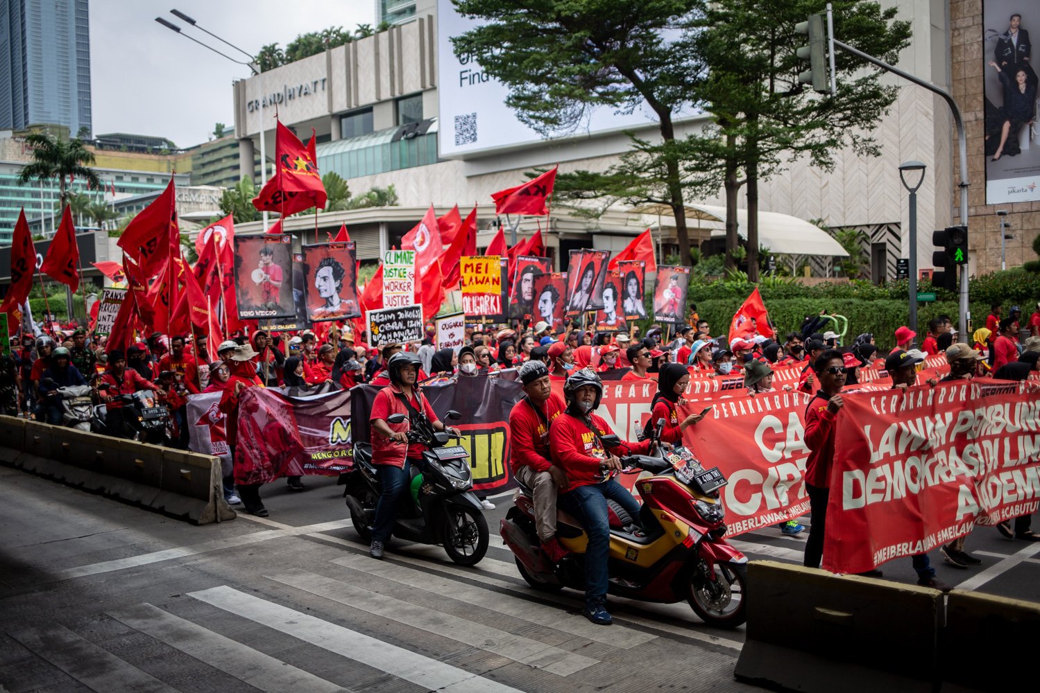 Simpatisan dari Kongres Aliansi Serikat Buruh Indonesia melakukan aksi damai dalam rangka Hari Buruh Internasional di Jalan MH Thamrin, Jakarta, Senin (1/5). Dalam aksinya mereka meminta pemerintah untuk meningkatkan kesejahteraan para buruh.