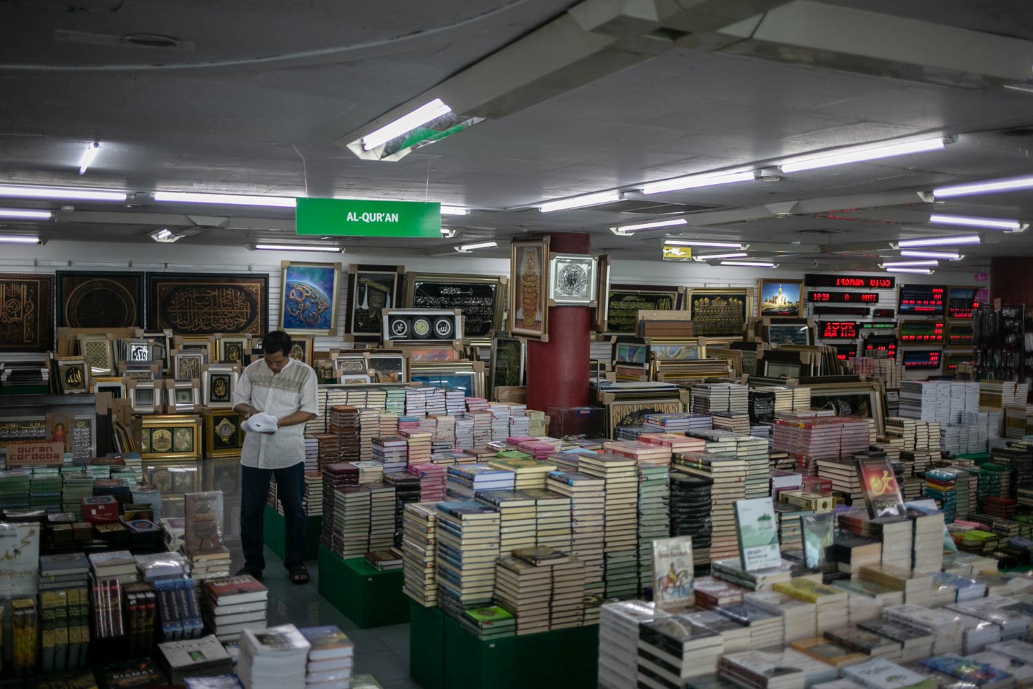 Calon pembeli memilah buku di Toko Buku Gunung Agung Kwitang, Jakarta, Senin (22/5). Toko Buku Gunung Agung akan menutup seluruh cabangnya pada akhir 2023. Keputusan tersebut dilakukan setelah mengalami kerugian yang semakin besar sejak pandemi Covid-19.