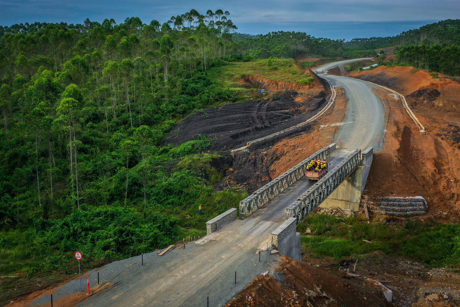 Pekerja konstruksi menaiki truk yang akan membawa ke lokasi proyek di Ibu Kota Nusantara, Penajam Paser Utara, Kalimantan Timur.