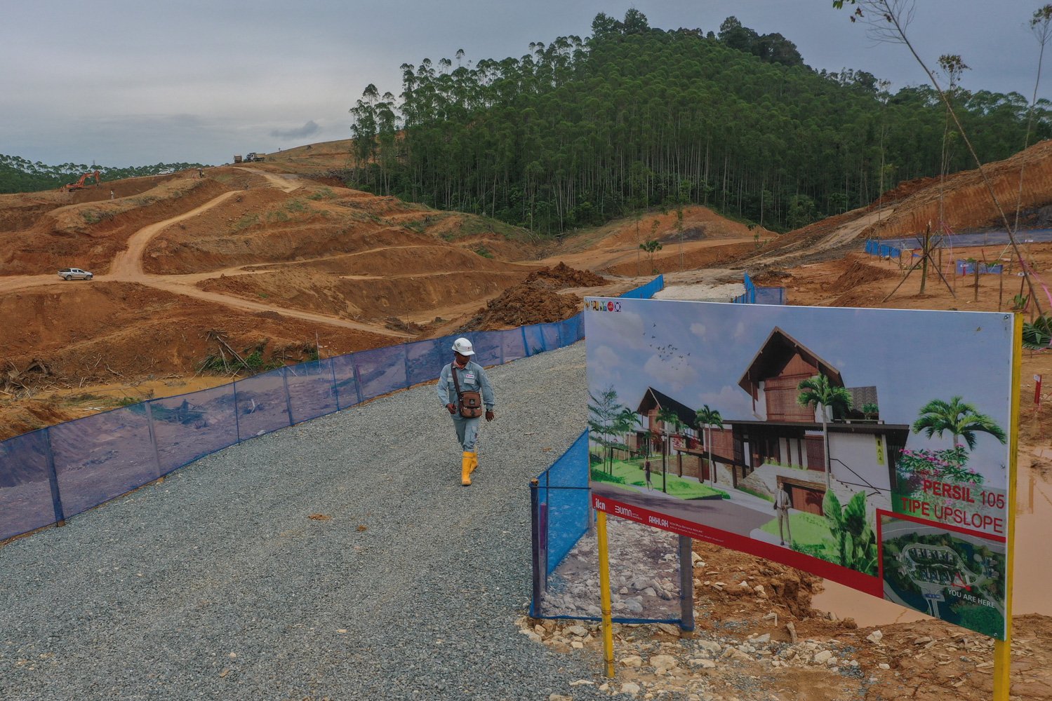 Pekerja konstruksi melintas di lokasi proyek pembangunan rumah tapak menteri di Ibu Kota Nusantara, Penajam Paser Utara, Kalimantan Timur.