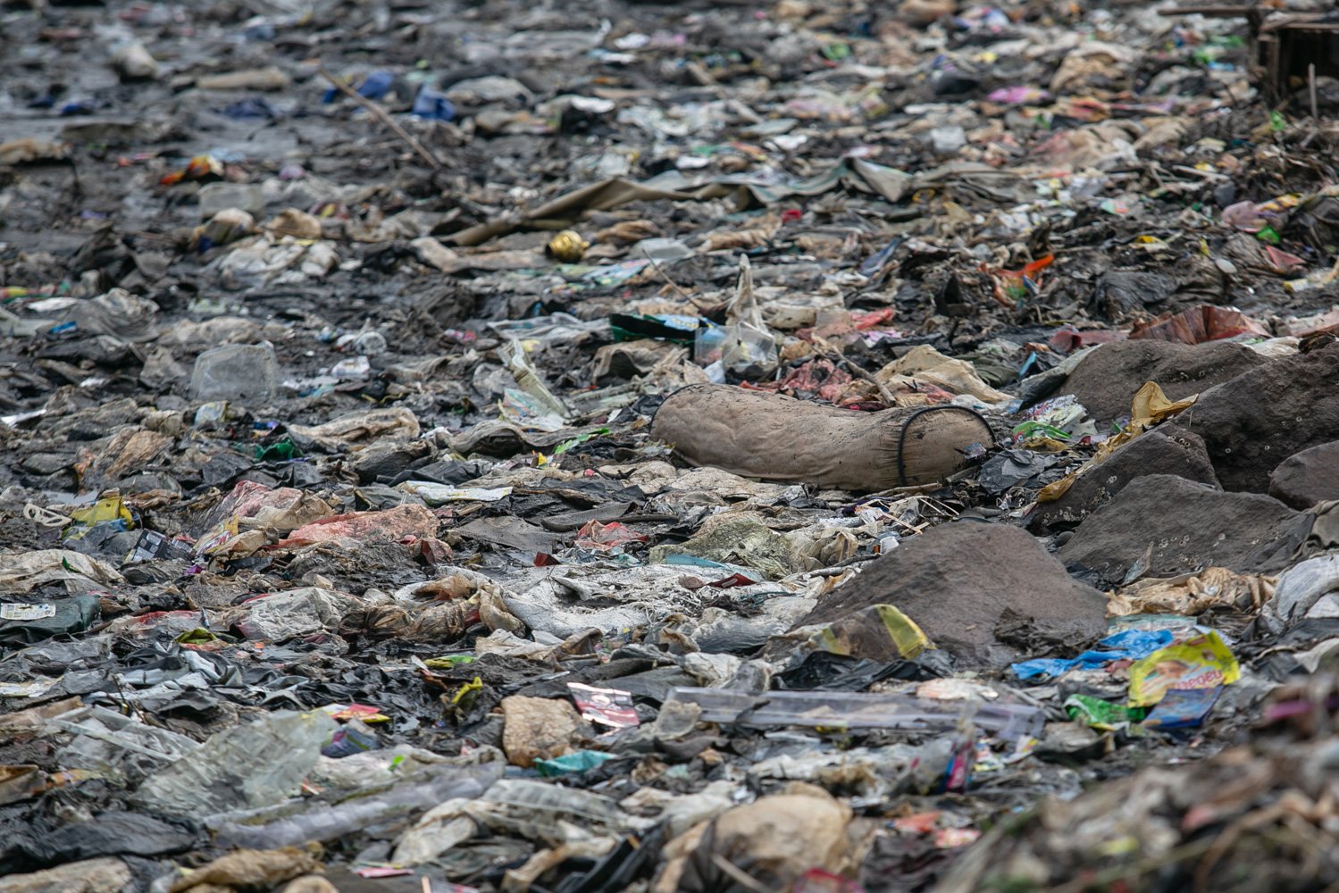 Tumpukan sampah terlihat di sekitar Pantai Marunda, Cilincing, Jakarta, Kamis (8/6). Dalam peringatan Hari Laut Internasional kondisi laut Jakarta masih dipenuhi sampah. Menurut KLHK Indonesia menghasilkan lebih dari 19 juta ton sampah sepanjang 2022, 18 persennya sampah plastik yang sebagian ngalir ke laut.