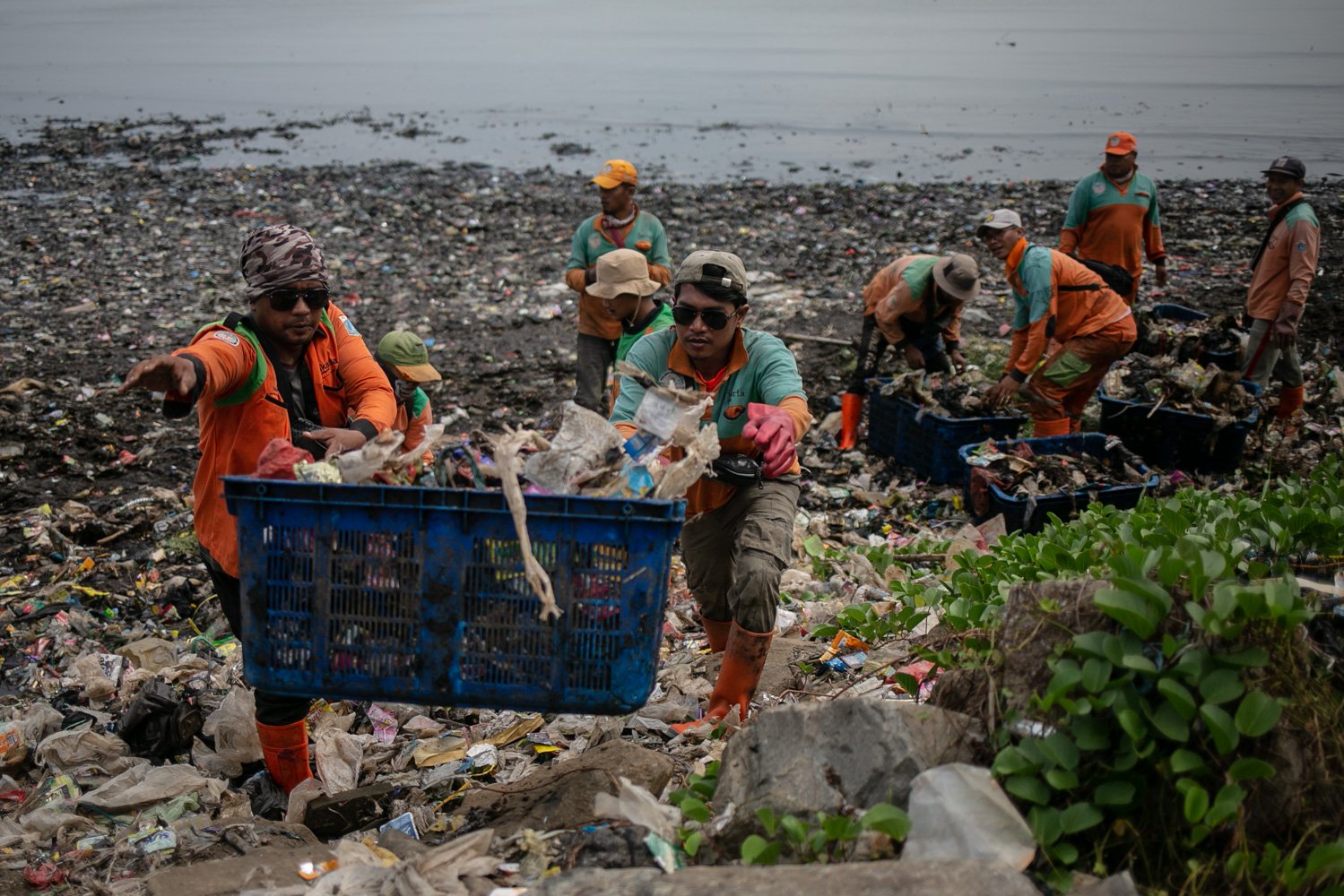Petugas Penanganan Prasarana dan Sarana Umum (PPSU) mengumpulkan sampah di sekitar Pantai Marunda, Cilincing, Jakarta, Kamis (8/6). Dalam peringatan Hari Laut Internasional kondisi laut Jakarta masih dipenuhi sampah. Menurut KLHK Indonesia menghasilkan lebih dari 19 juta ton sampah sepanjang 2022, 18 persennya sampah plastik yang sebagian ngalir ke laut.